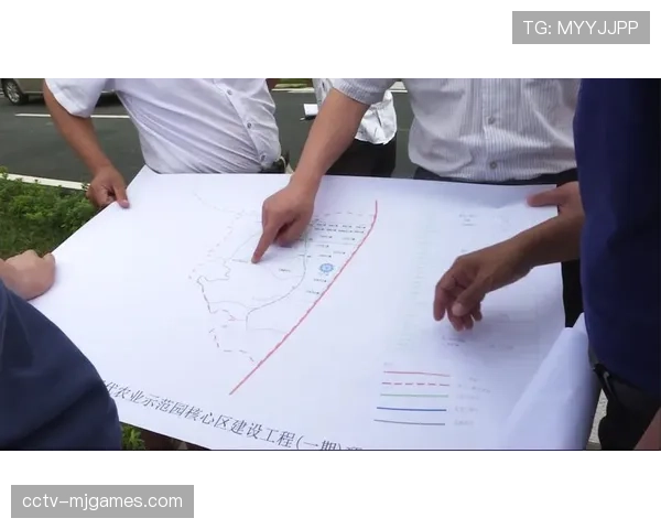 特写：防守教练乌多卡在暂停期间向球员展示平板电脑上的效率图表